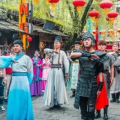 宋城不夜城小姐姐,邂逅古城魅力，小姐姐演绎夜色风情