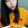 小姐姐吃番茄牛肉面视频,小姐姐美味分享，一尝倾心！